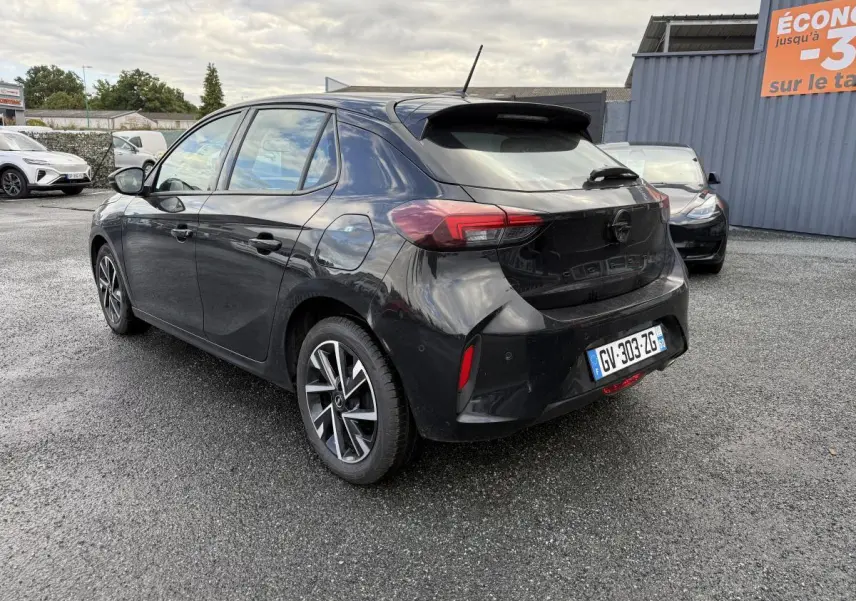 Opel Corsa noire vue en 3/4 arrière droit, avec jantes alliage et feux arrière LED distinctifs.