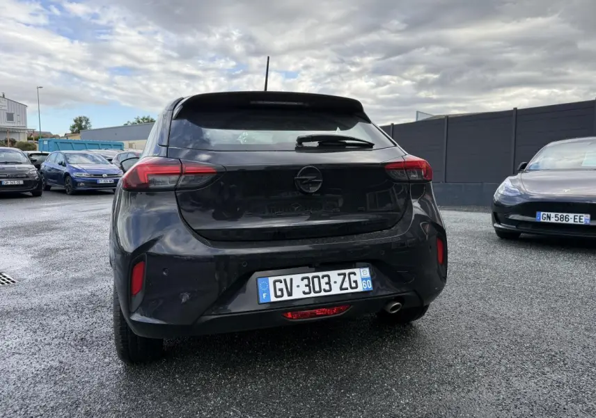 Vue arrière d'une Opel Corsa noire 2024 avec feux LED et sortie d'échappement visible côté droit.