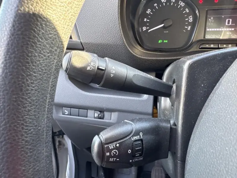 Détail intérieur du combiné de commandes au volant du Citroën Jumpy 2021, montrant les leviers de clignotants et régulateur de vitesse.