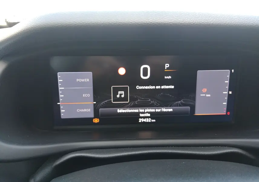 Tableau de bord numérique du Jeep Avenger eHYBRID 110ch, affichage central avec indicateurs de puissance et vitesse à zéro km/h.