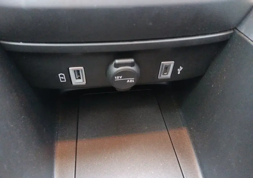 Vue rapprochée de la console centrale du Jeep Avenger eHYBRID avec prises USB et prise 12V visibles.