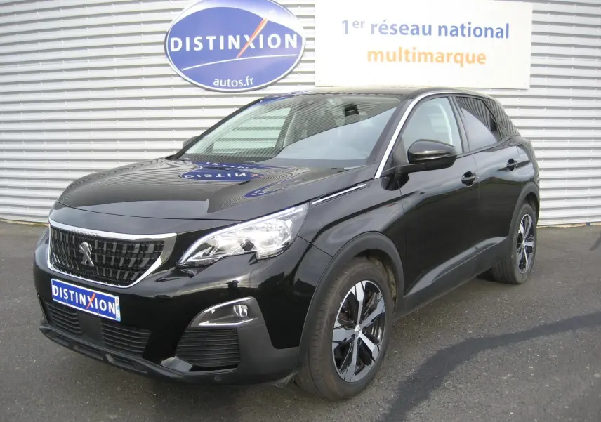 Peugeot 3008 Business noir vue 3/4 avant droit, avec jantes bi-ton et calandre chromée brillante.