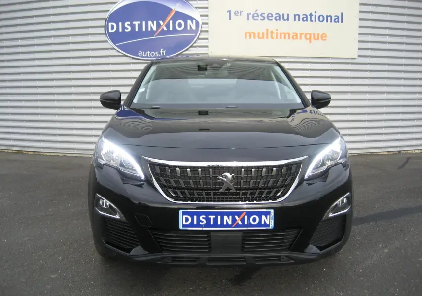 Peugeot 3008 Business noir vue de face avec calandre chromée et phares LED allumés sur parking.