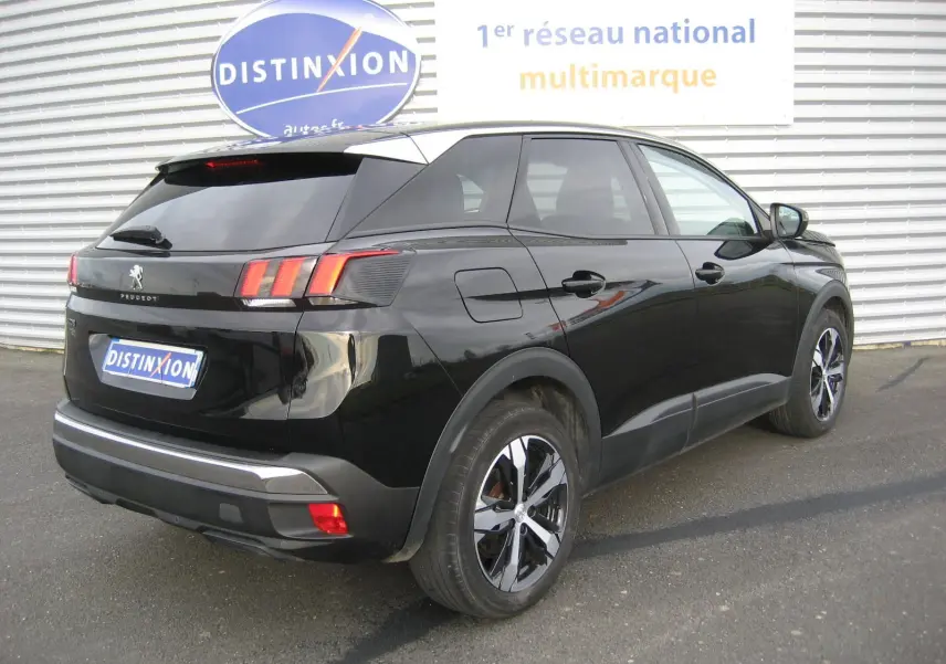 Peugeot 3008 Business noir vue 3/4 arrière droit, avec feux arrière à effet griffes et jantes bi-ton.