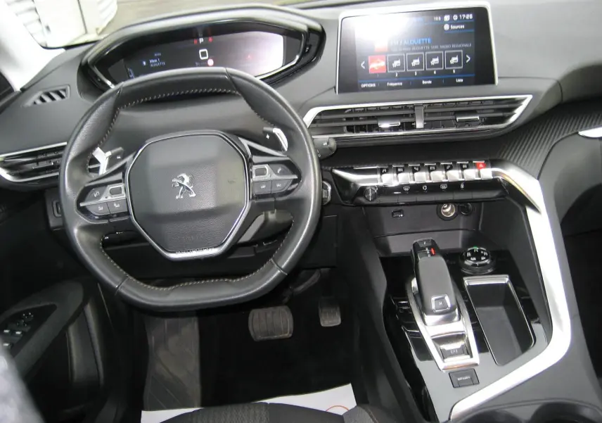 Vue intérieure du tableau de bord noir du Peugeot 3008 Business 2020, avec volant compact et écran tactile central.