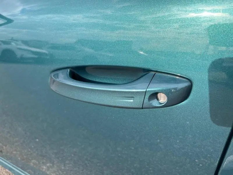 Poignée de porte avant droite bleu Avatar métallisé de la Peugeot 308 SW 2023 avec serrure intégrée.