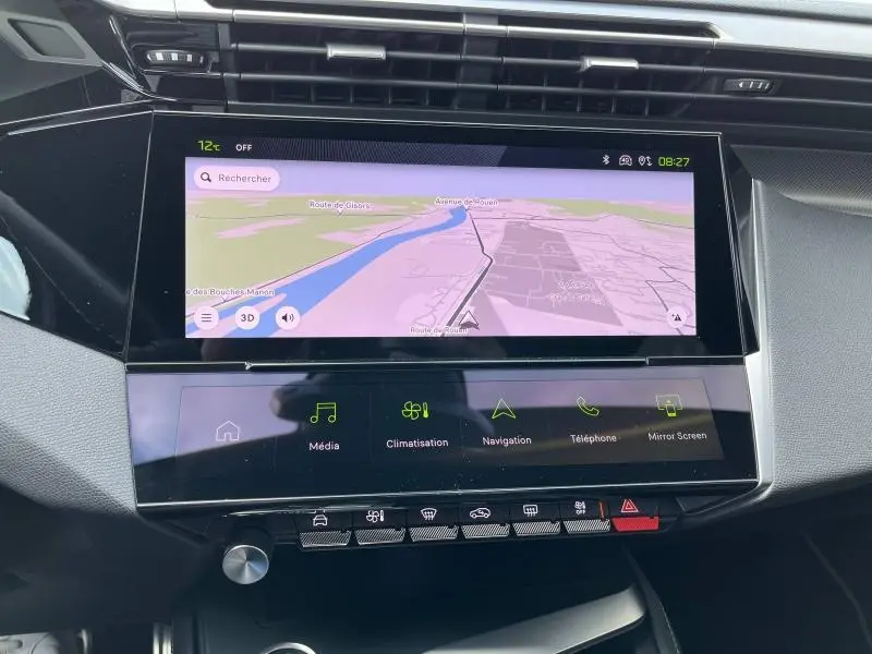 Écran tactile central du tableau de bord du Peugeot 308 SW 2023 affichant la navigation connectée en intérieur noir.