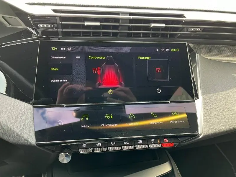 Écran tactile central du tableau de bord du Peugeot 308 SW bleu, affichant le réglage du chauffage des sièges conducteur et passager.