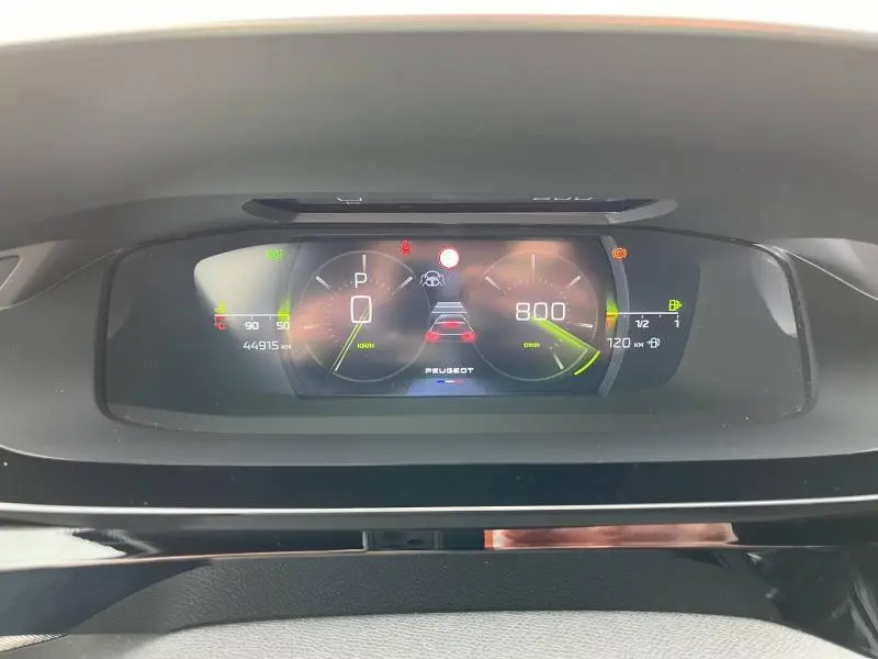 Tableau de bord numérique du Peugeot 308 SW 2023 affichant vitesse, régime moteur et jauge carburant.