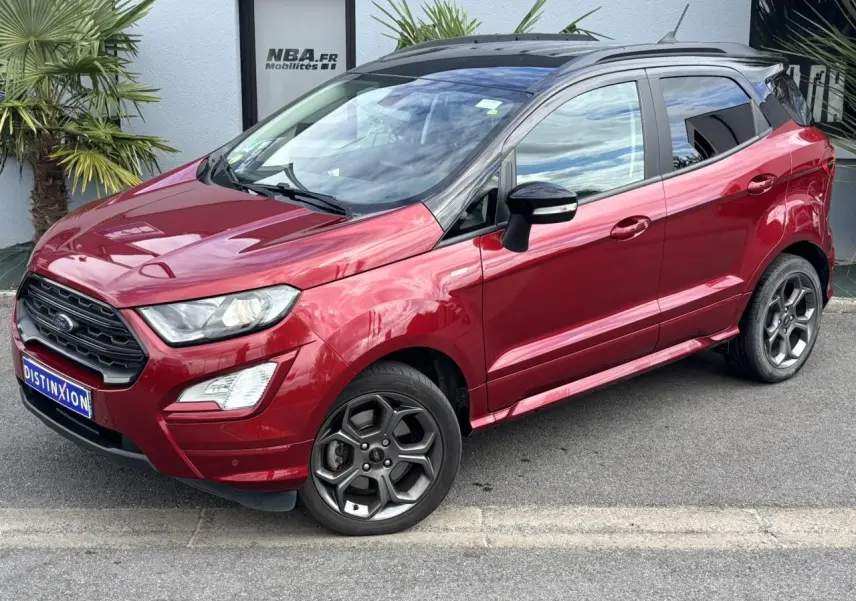 Ford EcoSport rouge métallisé en 3/4 avant droit avec toit noir et jantes alliage 17 pouces.