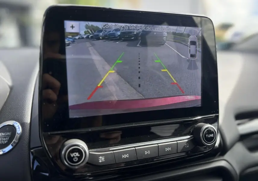 Écran tactile de la caméra de recul dans le tableau de bord du Ford EcoSport rouge, version ST-Line.