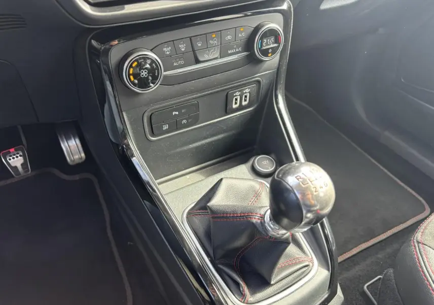 Gros plan sur la console centrale et levier de vitesse manuel cuir noir avec surpiqûres rouges du Ford EcoSport ST-Line 2019.