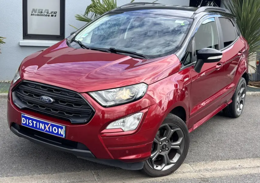 Ford EcoSport rouge métallisé en vue 3/4 avant droit avec jantes alliage et toit noir brillant.