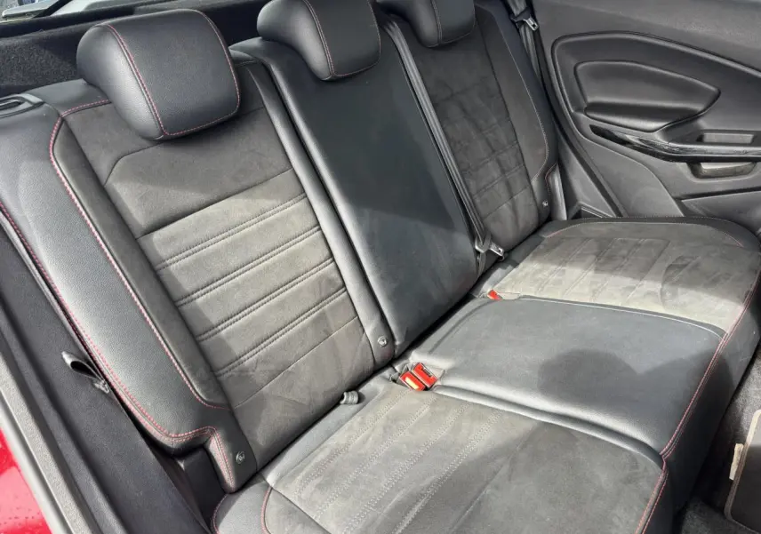 Vue intérieure des sièges arrière en cuir et tissu noir avec surpiqûres rouges du Ford EcoSport rouge ST-Line 2019.