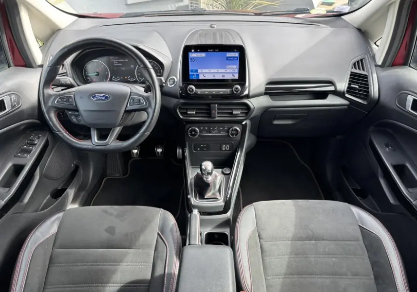 Intérieur avant du Ford EcoSport rouge 2019, tableau de bord avec écran tactile et volant cuir ST-Line.