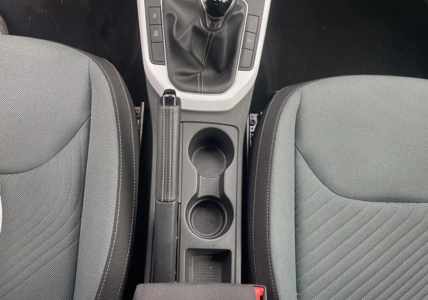 Vue plongeante sur la console centrale et levier de vitesse manuel entre les sièges gris du SEAT IBIZA 2025.