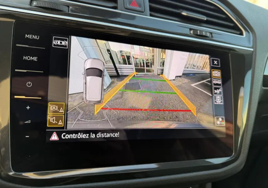 Écran central du Volkswagen Tiguan 2019 montrant la caméra de recul avec guidage coloré et vue aérienne du véhicule gris indium.