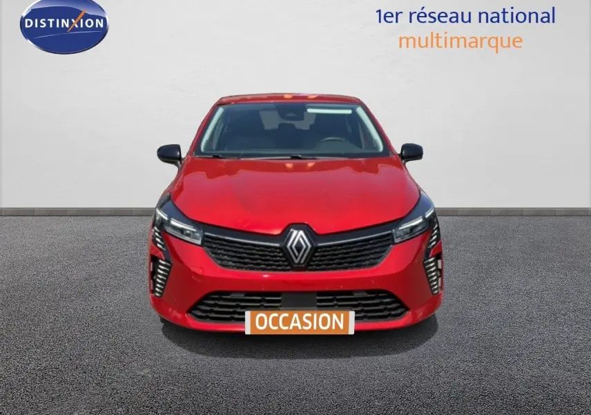 Vue de face de la Renault Clio V Evolution TCe 90 rouge flamme avec calandre noire et feux LED distinctifs.