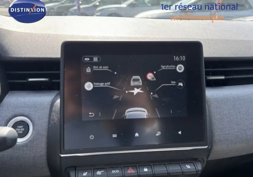 Vue intérieure centrée sur l'écran tactile du tableau de bord de la Renault Clio V Evolution TCe 90 de 2023.
