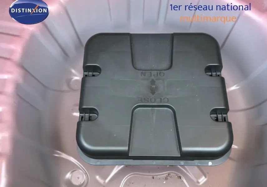 Coffre de roue de secours ouvert dans le coffre rouge flamme d’une Renault Clio V Evolution TCe 90 2023.