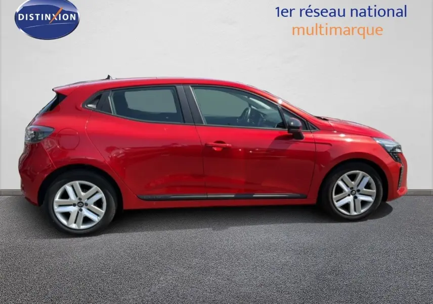 Profil latéral droit d'une Renault Clio V rouge flamme, compacte et moderne, avec jantes alliage visibles.