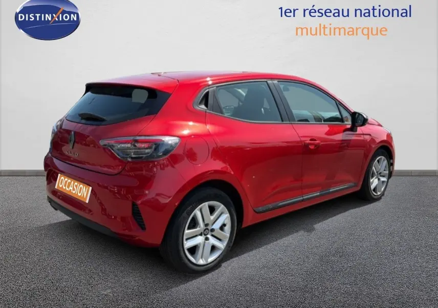 Vue 3/4 arrière droite d'une Renault Clio V rouge flamme, compacte et moderne avec feux arrière LED distinctifs.