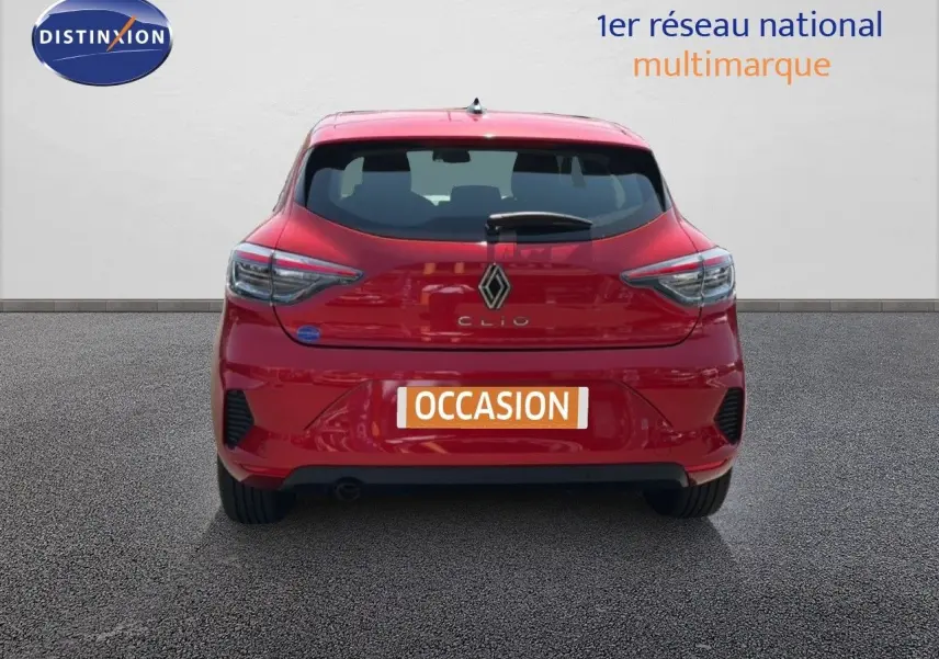 Vue arrière d'une Renault Clio V rouge flamme de 2023, avec feux LED et logo Renault bien visibles.