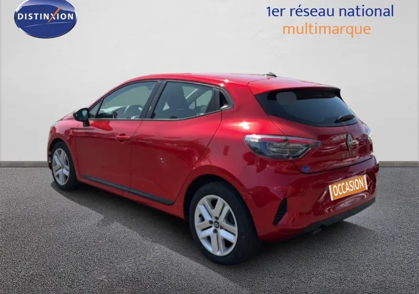 Vue 3/4 arrière droite d'une Renault Clio V rouge flamme, compacte avec cinq portes et jantes alliage.