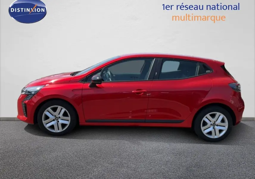 Profil droit d'une Renault Clio V Evolution TCe 90 rouge flamme 5 portes de 2023, avec jantes alliage et lignes dynamiques.