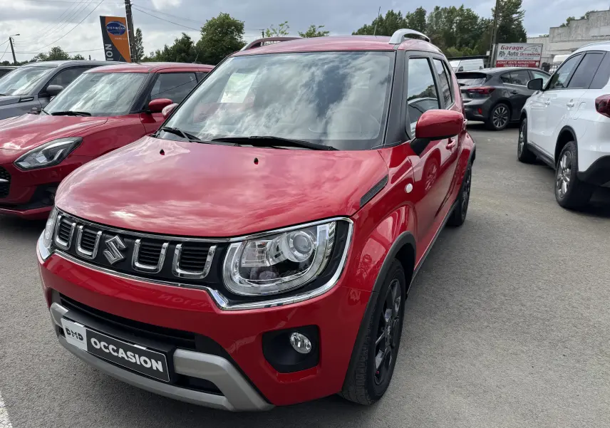 Suzuki Ignis 1.2 Dualjet Hybrid Privilege rouge vue 3/4 avant droit avec calandre chromée et toit blanc.