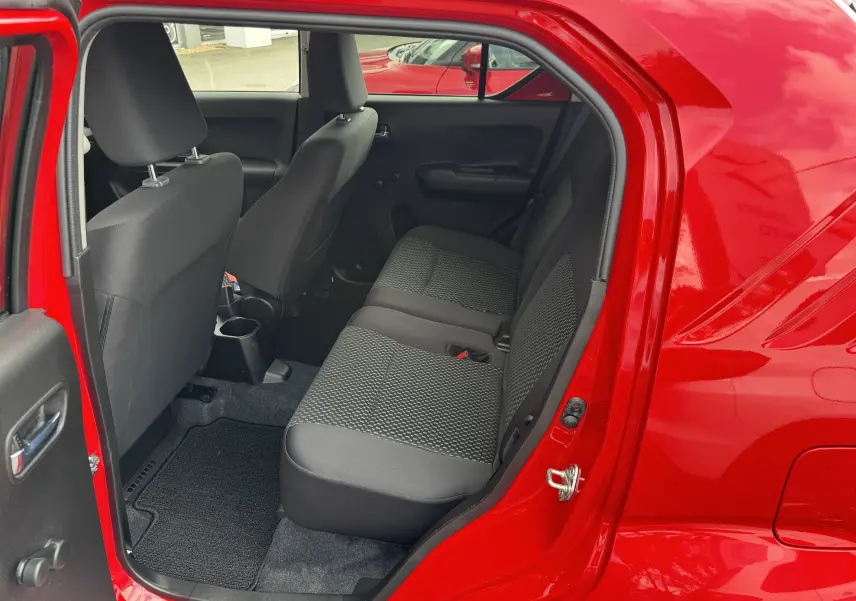 Vue intérieure côté droit sur l'arrière d'une Suzuki Ignis rouge 2022, montrant les sièges arrière en tissu noir.