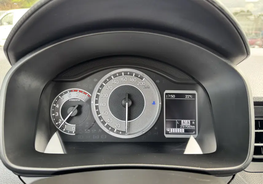 Vue rapprochée du tableau de bord de la Suzuki Ignis 1.2 Dualjet Hybrid Privilege 2022, affichant le compteur et l'écran digital.