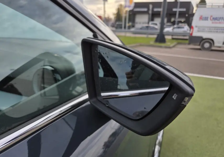 Rétroviseur extérieur côté gauche de la SEAT IBIZA Bleu Fjord Metal 2025 avec gouttes d'eau visibles.