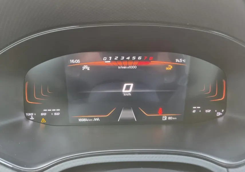 Combiné d'instruments digital 8" de la SEAT IBIZA 2025 affichant vitesse, compte-tours et alertes en orange et blanc.