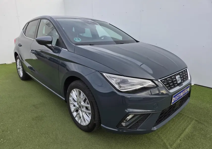 SEAT Ibiza bleu Fjord vue 3/4 avant droit, avec jantes alliage 16 pouces et feux LED triangulaires.