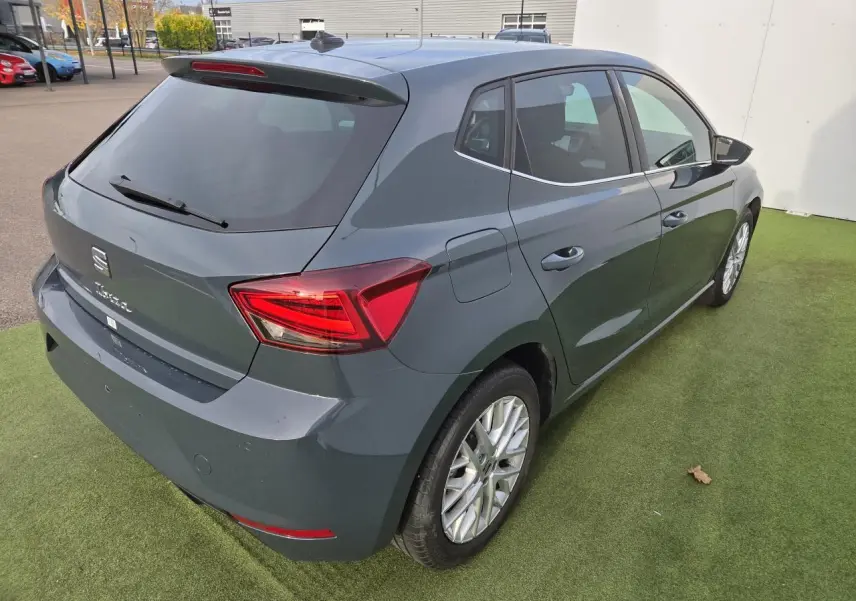 SEAT Ibiza bleu Fjord vue 3/4 arrière droit, avec feux LED triangulaires et jantes alliage 16 pouces.