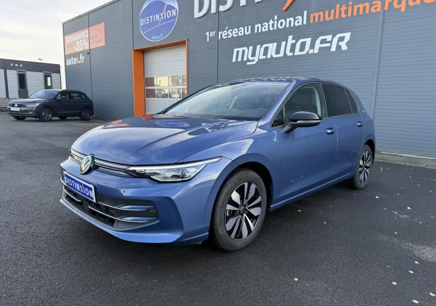 Volkswagen Golf 2.0 TDI 150 DSG 7 bleu anémone métallisé vue 3/4 avant avec jantes distinctives et vitres surteintées.