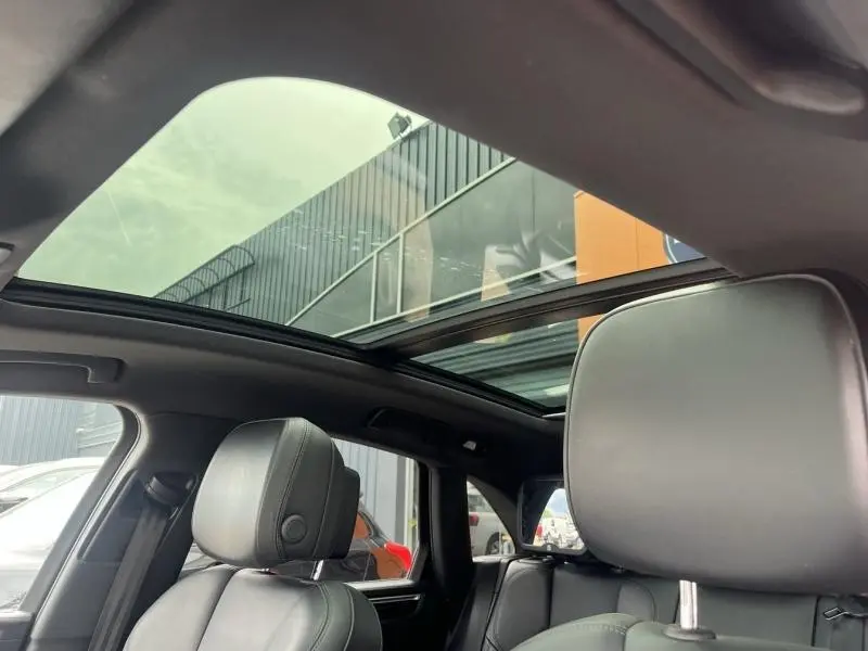 Vue intérieure du toit ouvrant panoramique et sièges cuir noir du Porsche Macan 2.0 245ch PDK 2018.