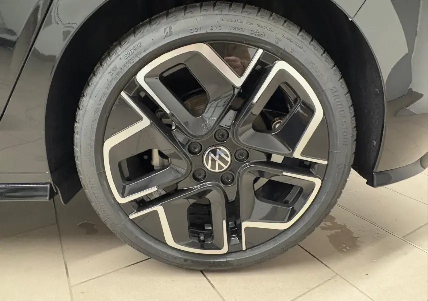 Gros plan sur la roue avant droite noire et argentée de la Volkswagen Golf 2.0 TDI 150 DSG7 R-Line Noir Grenadille.
