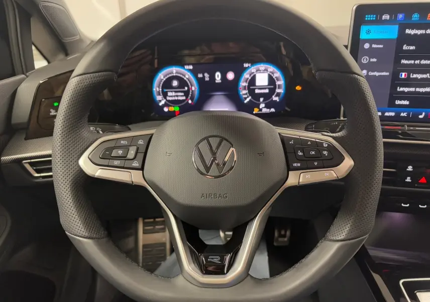 Vue rapprochée du volant cuir noir perforé et du tableau de bord numérique de la Volkswagen Golf 2.0 TDI 2026.