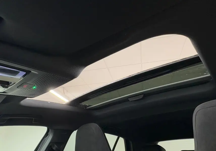 Vue intérieure du toit ouvrant panoramique ouvert sur Volkswagen Golf 2.0 TDI 150 DSG7 R-Line noir grenadille.