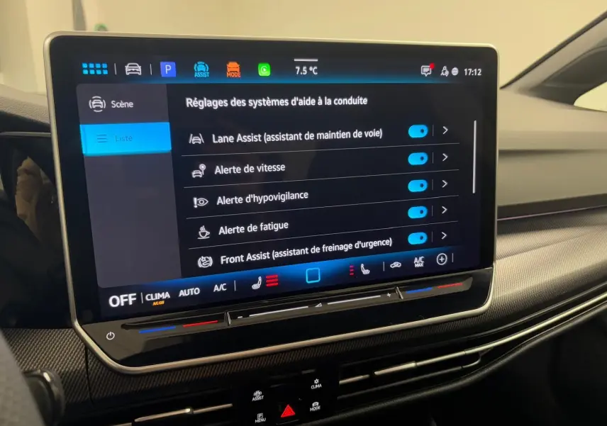 Écran tactile central affichant les réglages d'aide à la conduite dans l'habitacle d'une Volkswagen Golf noir Grenadille.