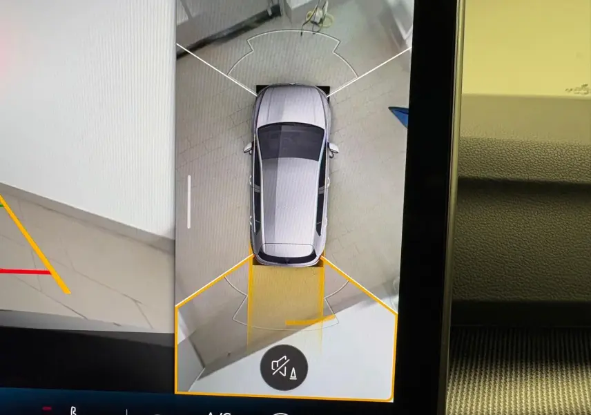 Vue écran système d'infodivertissement montrant la caméra 360° avec image aérienne de la Volkswagen Golf noire Grenadille.
