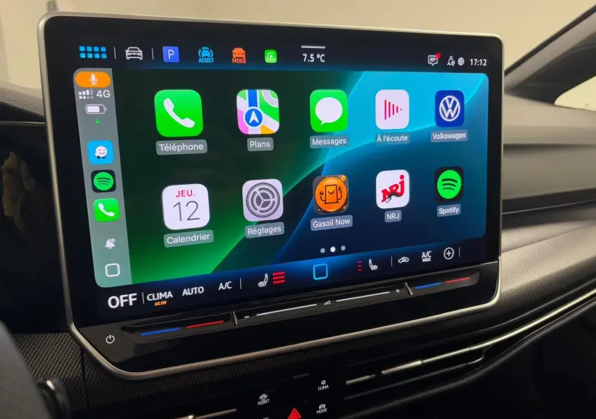 Écran tactile central de la Volkswagen Golf 2.0 TDI 150 DSG7 R-Line 2026 affichant l'interface multimédia.