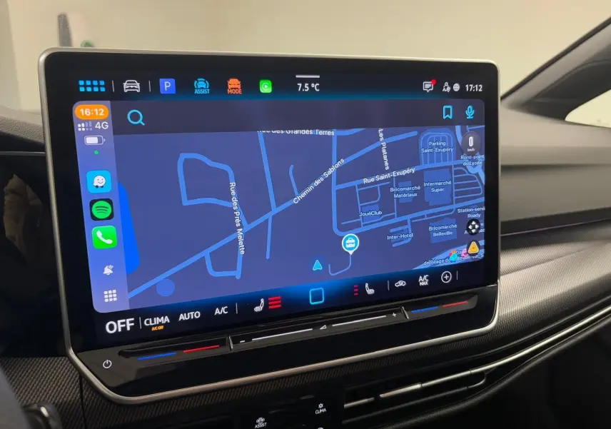 Écran tactile central affichant la navigation dans l’habitacle moderne d’une Volkswagen Golf 2.0 TDI noire.