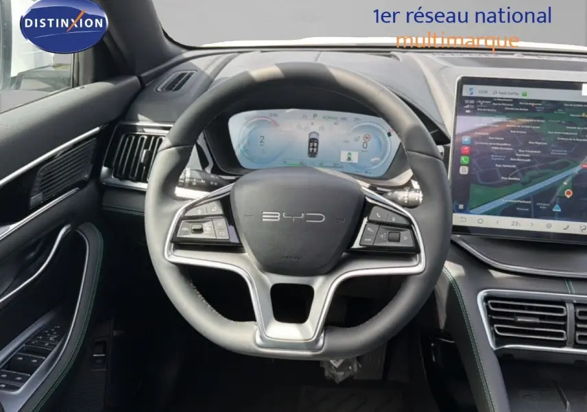 Vue intérieure centrée sur le volant BYD d'un SEAL U 2026 avec tableau de bord numérique et écran tactile.
