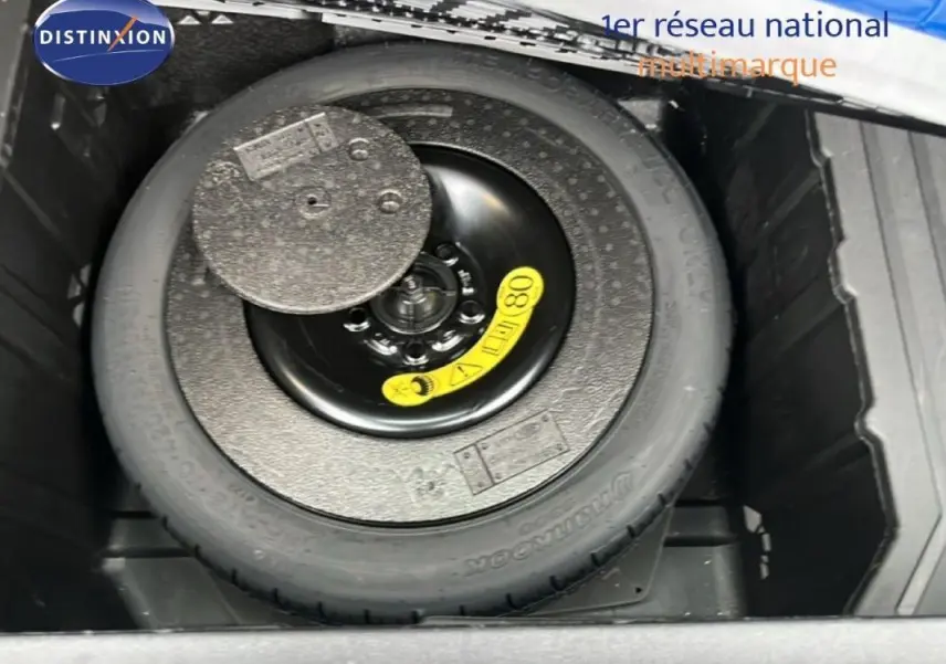 Gros plan sur la roue de secours noire dans le coffre du Ford Puma gris foncé 2024.