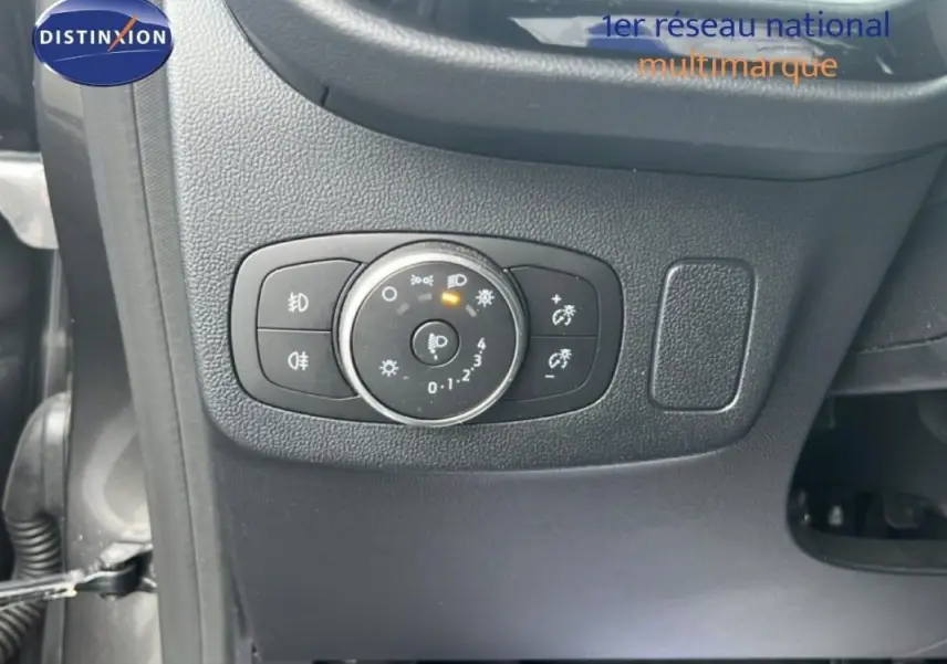 Gros plan sur la molette de réglage des phares dans l’habitacle d’une Ford Puma gris foncé 2024.