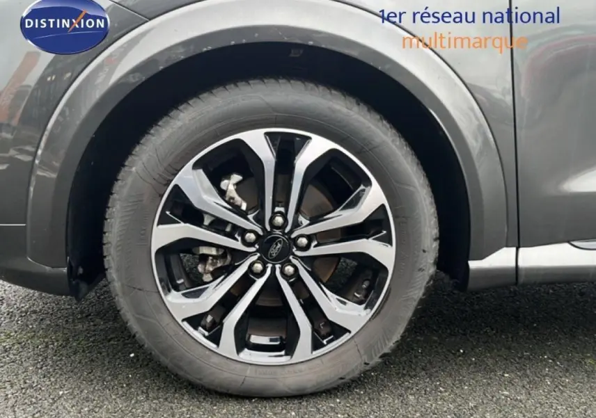 Gros plan sur la roue avant gauche en alliage 17 pouces du Ford Puma gris foncé 2024.
