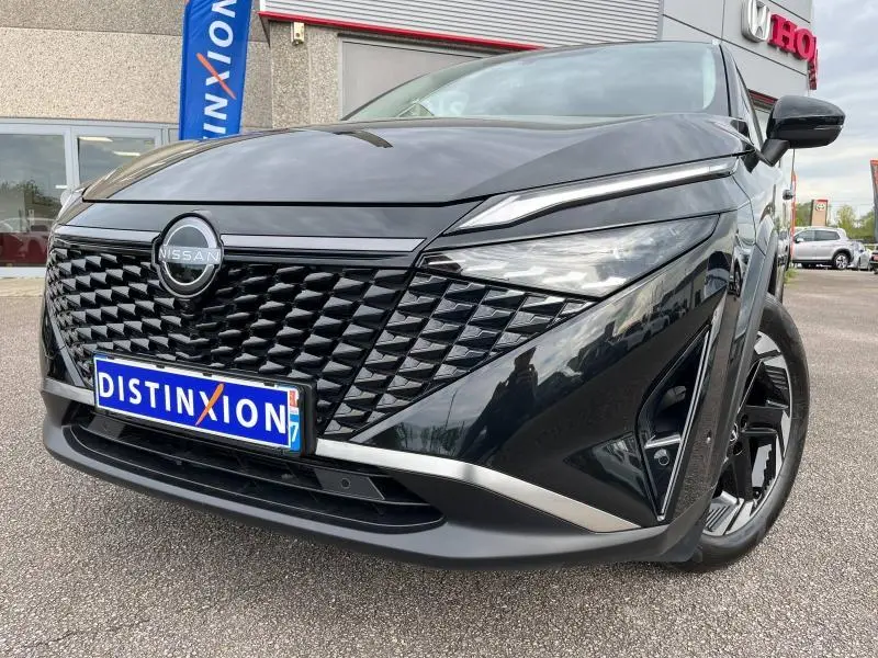 Vue 3/4 avant droite du Nissan Qashqai e-POWER 2024 noir Kuro métallisé avec calandre distinctive et jante alliage noire.